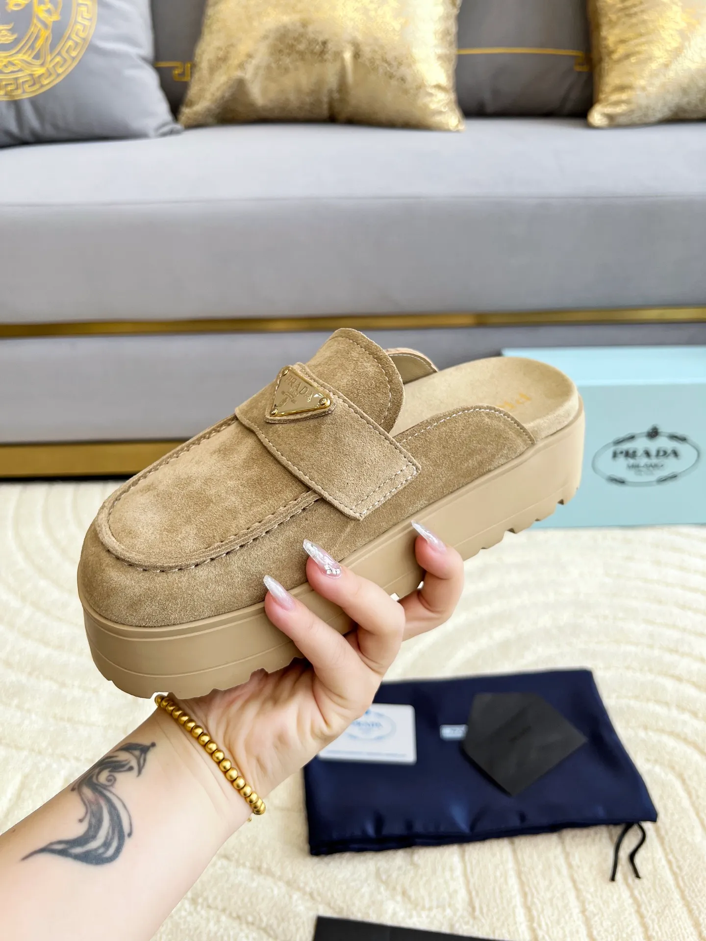 👟👟Ex-factory price 440👟👟 Prada/Prada 25ss summer new couple's beach thick-soled Birkenstock sandals. This shoe style is really a classic design that will not go out of style and is in line with everyone's current pursuit of comfortable and healthy wearing concepts. It is regarded by many domestic and foreign celebrities and fashionistas as an important choice for daily slippers. ✔Upper: imported super soft sheepskin ✔Inner lining: imported sheepskin ✔Hardware: Original molded split hardware ✔Outsole: Ultra-light, wear-resistant and non-slip foam sole ✔Number of yards: 35~40 (custom-made 40 pieces are non-refundable)